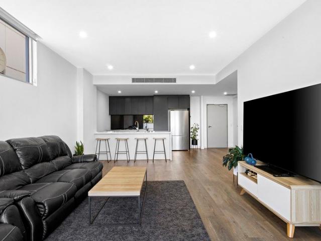 Modern Two Bedroom Apartment Walking Distance to Local Park & Schofields Train Station & Shopping Village!