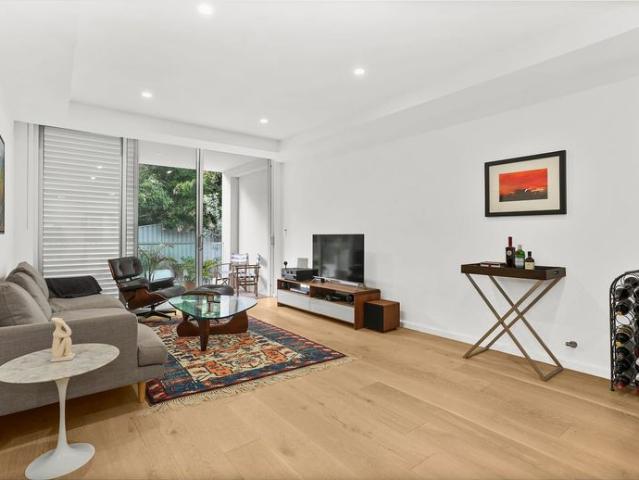Modern two bedroom apartment with balcony near Coogee Beach