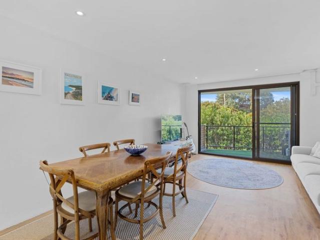 Modern Two Bedroom Apartment With Lock Up Garage
