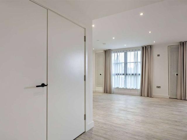 Modern two bedroom ground floor flat with two bathrooms