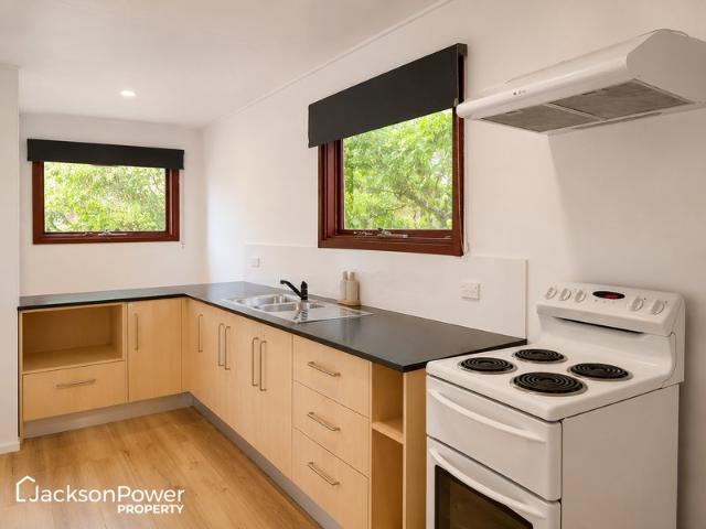 Modern Two Bedroom Flat with Entertaining Deck