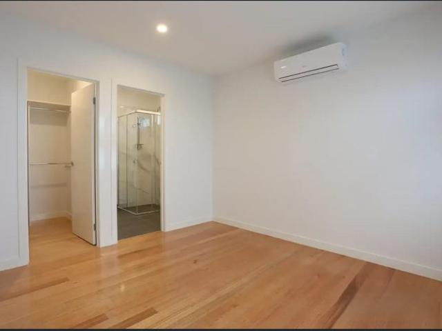 Modern Two Bedroom Townhouse – Convenient & Stylish Living
