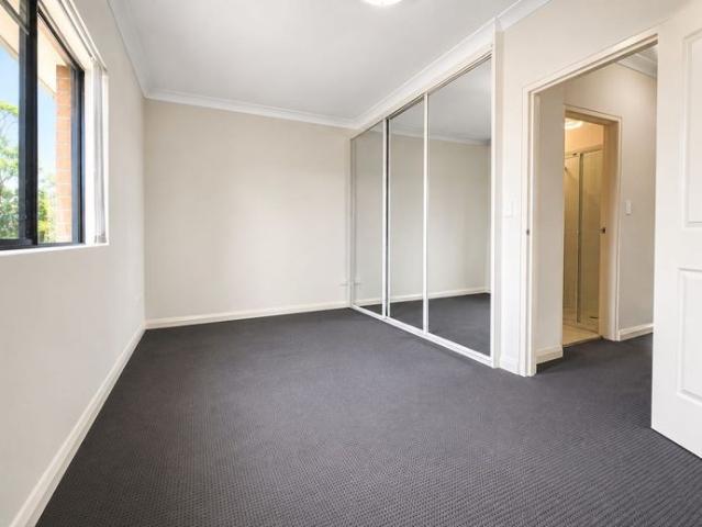 MODERN TWO BEDROOM TOWNHOUSE IN A CONVENIENT GUILDFORD LOCATION