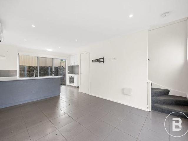 MODERN TWO BEDROOM TOWNHOUSE WALKING DISTANCE TO CBD