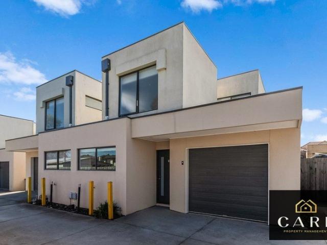Modern Two Bedroom Townhouse with Private Outdoor Entertaining