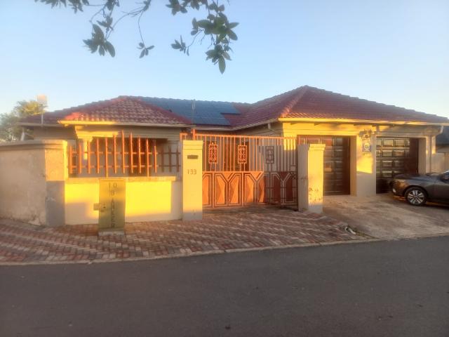 Modern Two Bedroom, Two bathroom Stand Alone with double garage to let