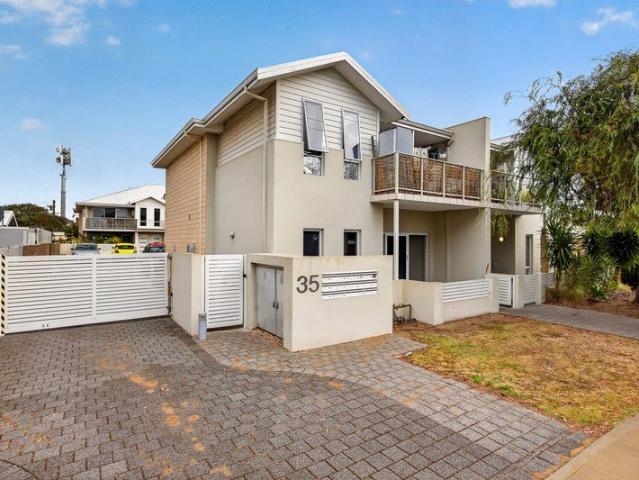 Modern Two Bedroom Unit with Courtyard!