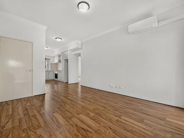Modern Two Bedroom Unit with Courtyard!