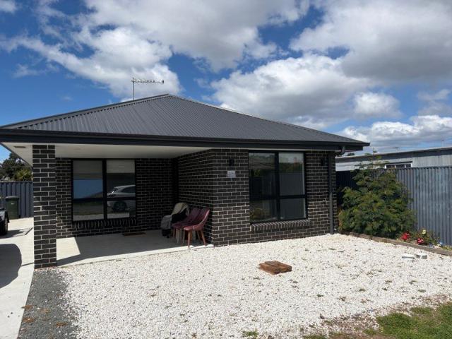 Modern Two Bedroom Unit Access off Bass Street