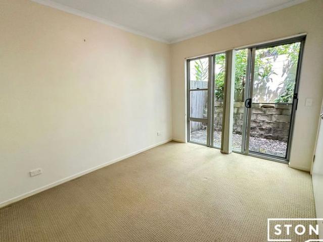 Modern two bedroom unit near popular Jetty strip