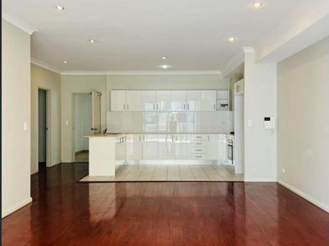 Modern Three Bedrooms Apartment Plus Study in the centre of Prime Location