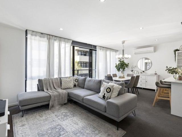 MODERN TWO LEVEL TOWNHOUSE