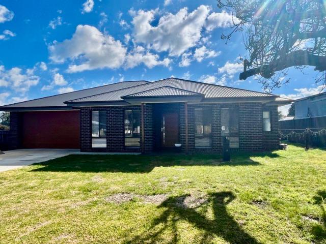 Modern Two Year Old Home in a Desirable Boorowa Location
