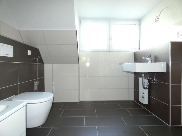 Modern und großzügig! 2 Zi DG Wohnung mit große Wohnküche sucht einen neuen Bewohner