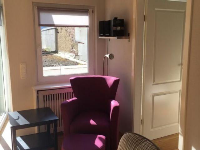 Modern und hochwertig möblierte 2 Zimmerwohnung mit Balkon in top gepflegtem Altbau