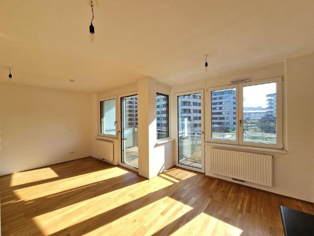 Modern und sonnig Balkon mit Süd Ausrichtung und elektr. Außenjalousien 3.OG