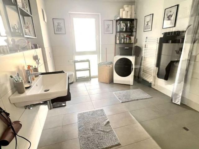 Modern und Zentrumsnah 3 Zimmer NB Wohnung mit EBK, großem Balkon und TG