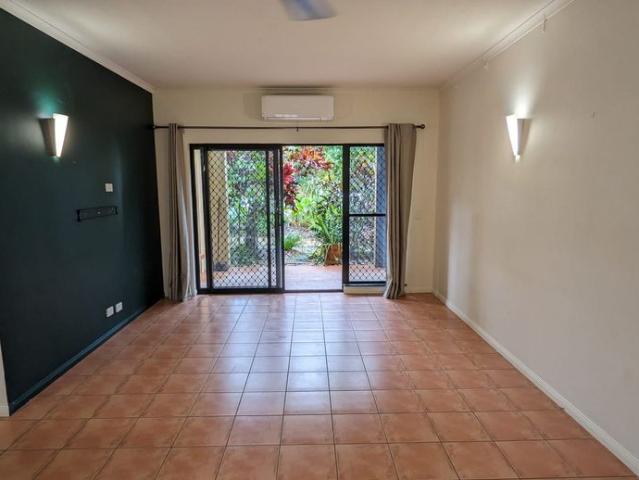 MODERN UNFURNISHED GROUND FLOOR APARTMENT NEAR TOWN