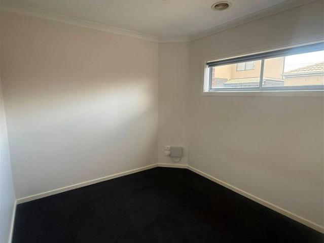 Modern Unit – Walk to Woodgrove Shopping Centre, High Street & Public Transport