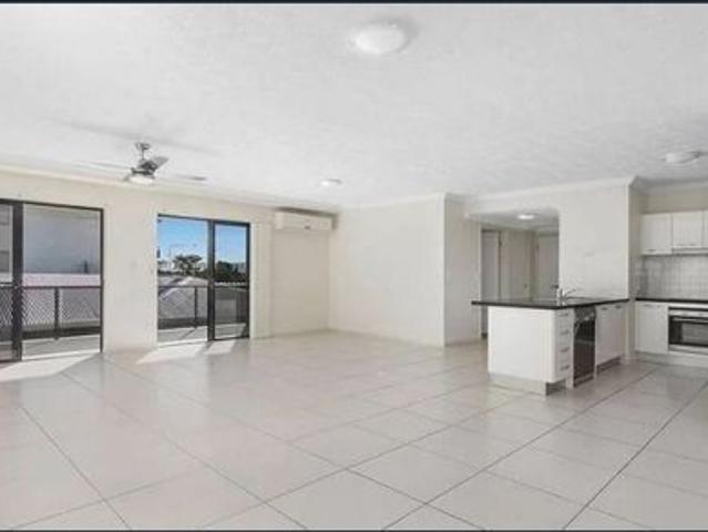 Modern Unit with Complex Pool