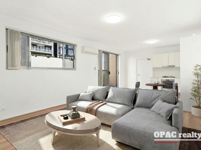 MODERN UNIT CLOSE TO ALL AMENITIES