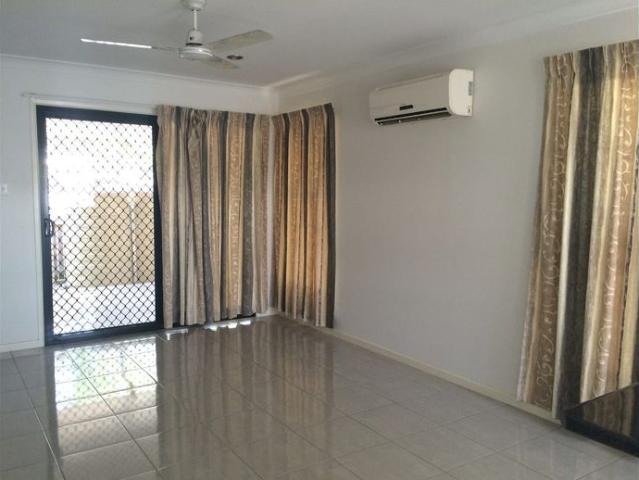 MODERN UNIT IN WEST MACKAY, CLOSE TO HOSPITAL AND CBD, FULL AIRCONS