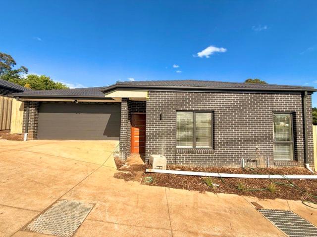 Modern Unit in a Boutique Complex Close to Town