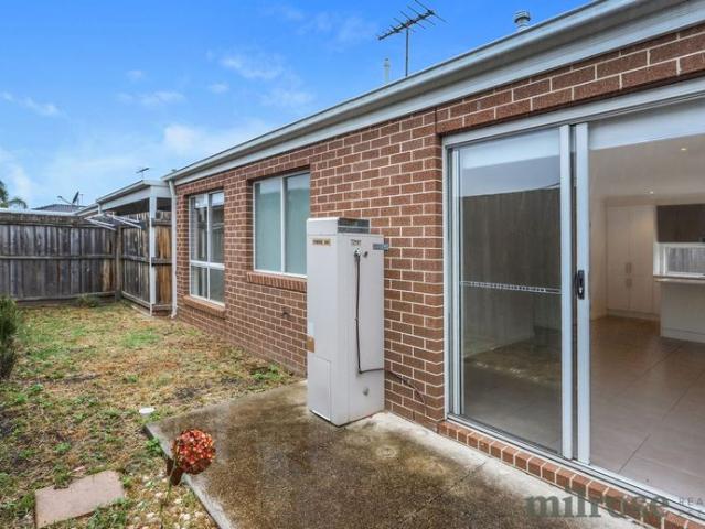 Modern Unit in a Convenient Sunshine West Location!
