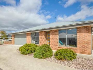 House for sale in Tasmania - Garden