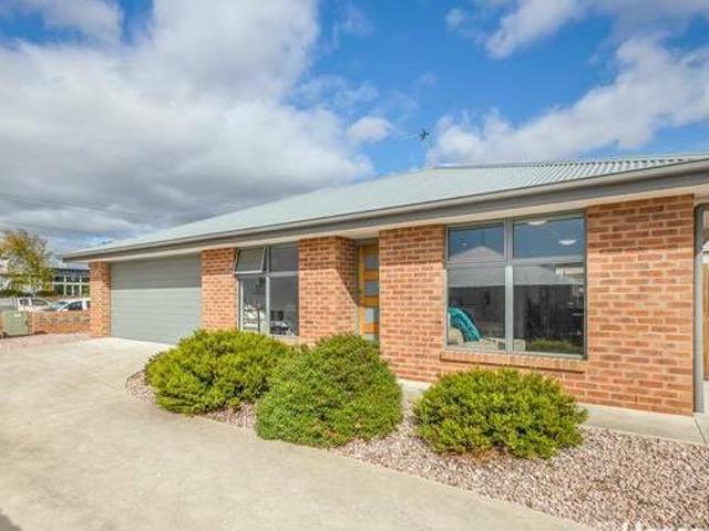Modern Unit in Central Devonport