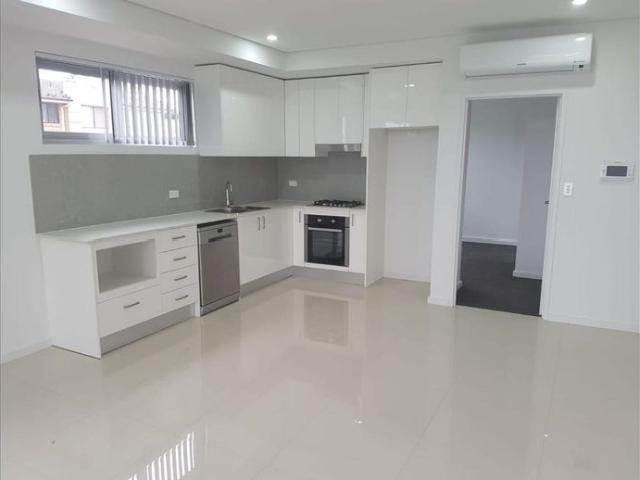 Modern Unit In Convenient Location
