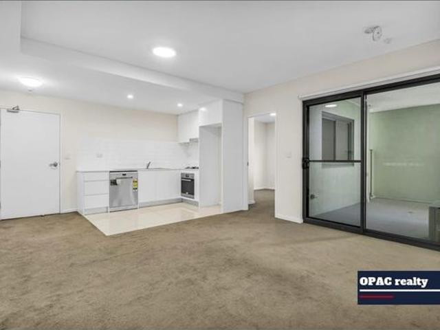 MODERN UNIT IN HANDY LOCATION