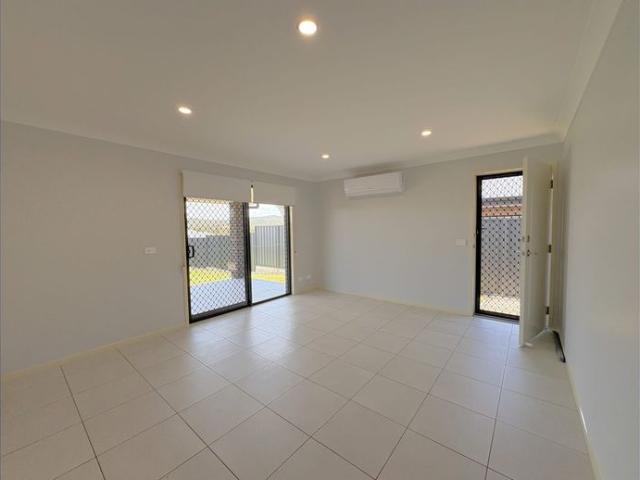 MODERN UNIT IN POTTERS LANE!