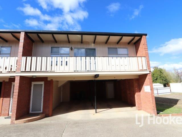 Modern Unit in Quiet Complex on Ross Hill
