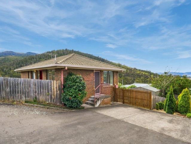 Modern Unit Living in Convenient Berriedale Location