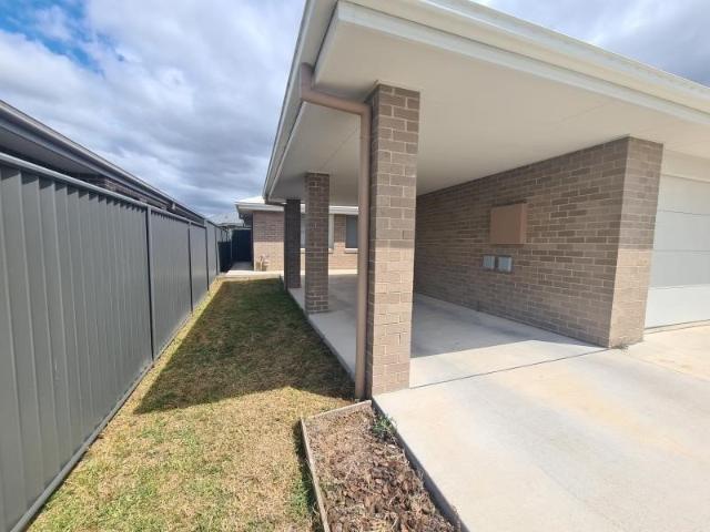 MODERN UNIT NORTH TAMWORTH LOCATION