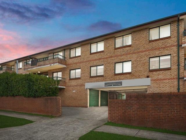Modern unit offers a fantastic 2 bed,2 bath, 2 garage. Dno't miss out