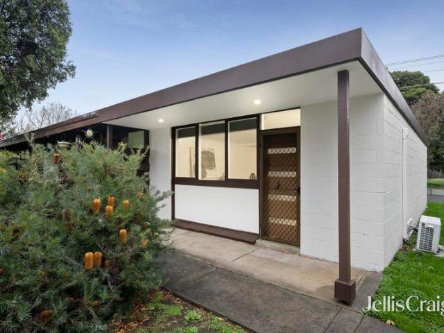 Modern updates and exceptional lifestyle convenience all wrapped up in the perfect package