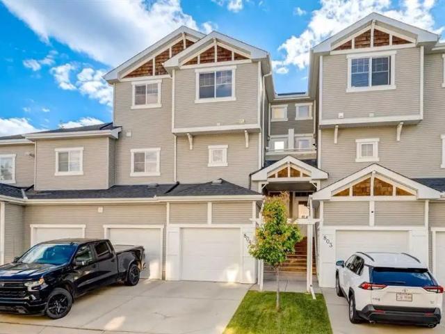 Modern upgraded 3 bed Townhouse in Cougar Ridge | Attached Garage | Private Deck — 3 Bedrooms Townhouse
