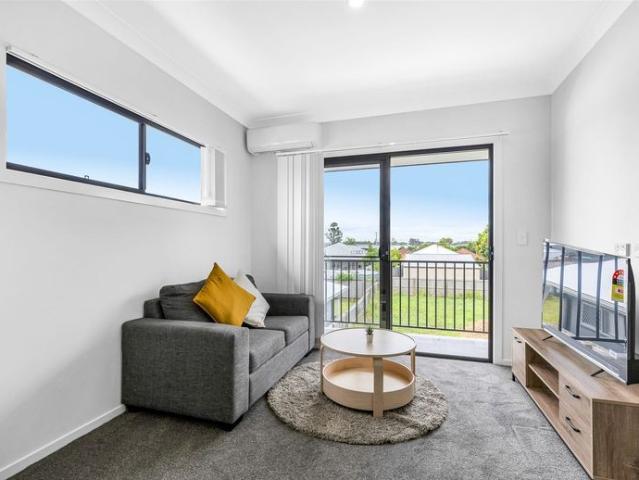 MODERN UPSTAIRS FURNISHED STUDIO!