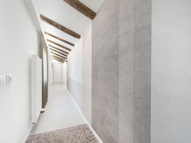Modern Via dell'Indipendenza Apartment with Terrace Views, Bologna Amsterdam Apartments for Rent