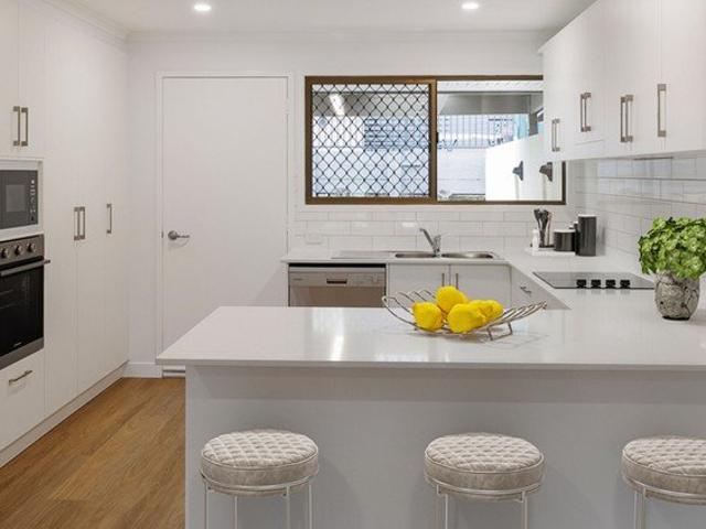Modern villa in elevated position with close proximity to all amenities