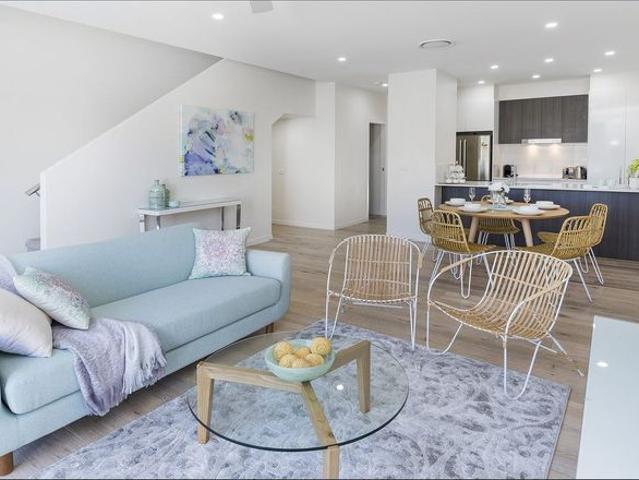 Modern Villa Living in Prime Paradise Point Location
