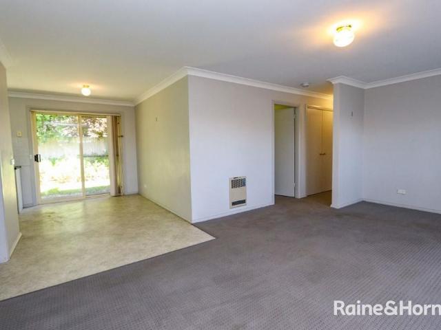 MODERN VILLA WALKING DISTANCE TO TOWN Available 12/8/26!