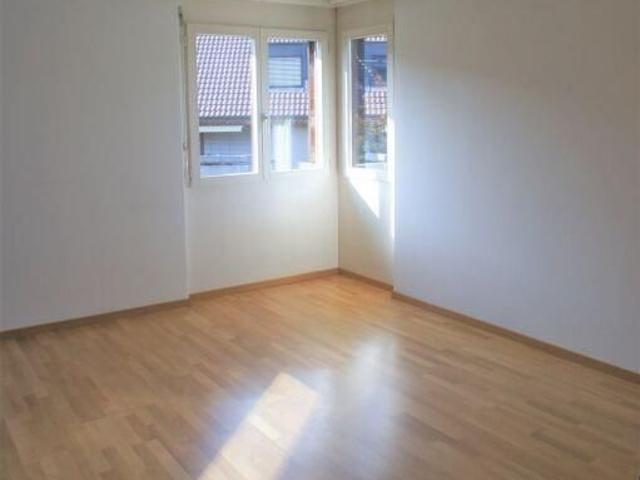 Modern, zentral gelegen, mit grossem Balkon im Grünen!