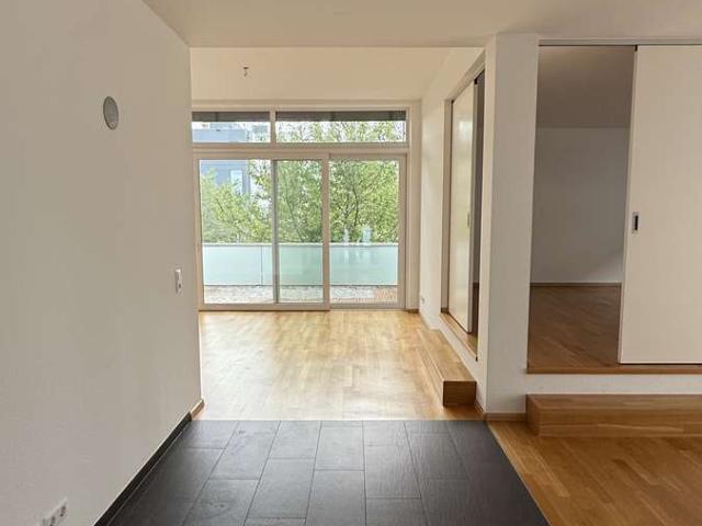 Modern & zentral: Stilvolle 3 Zimmer Wohnung mit Loggia, Einbauküche & 2 Stellplätzen