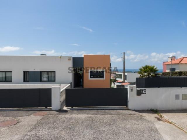 Moderna moradia geminada com vista mar