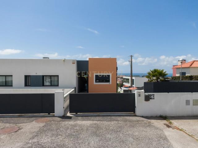 Moderna moradia geminada com vista mar