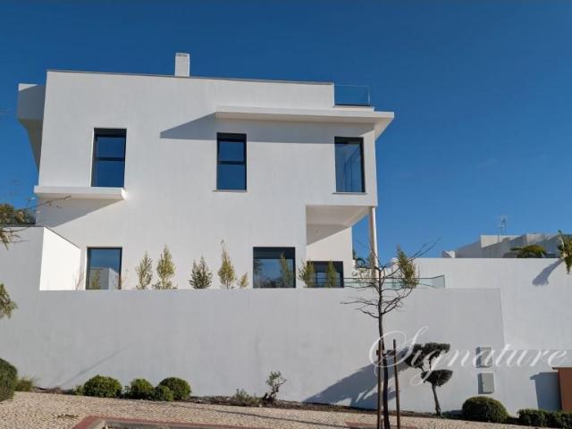 Moderna moradia T3 no centro de Santa Bárbara de Nexe com es. 0m² Santa Bárbara De Nexe
