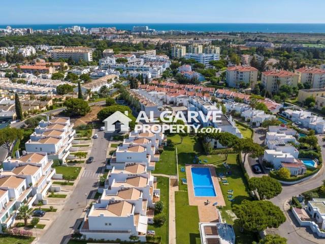 Moderna moradia V3 perto do Golfe e a 2.5km da marina de Vil. 177m² Quarteira